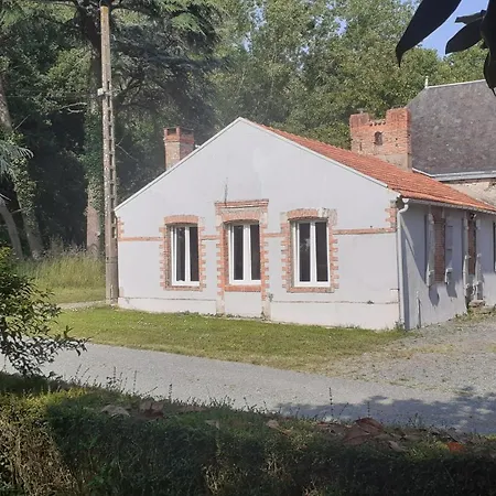 Du Chateau Des Bretonnieres Sur Vie Holiday home *